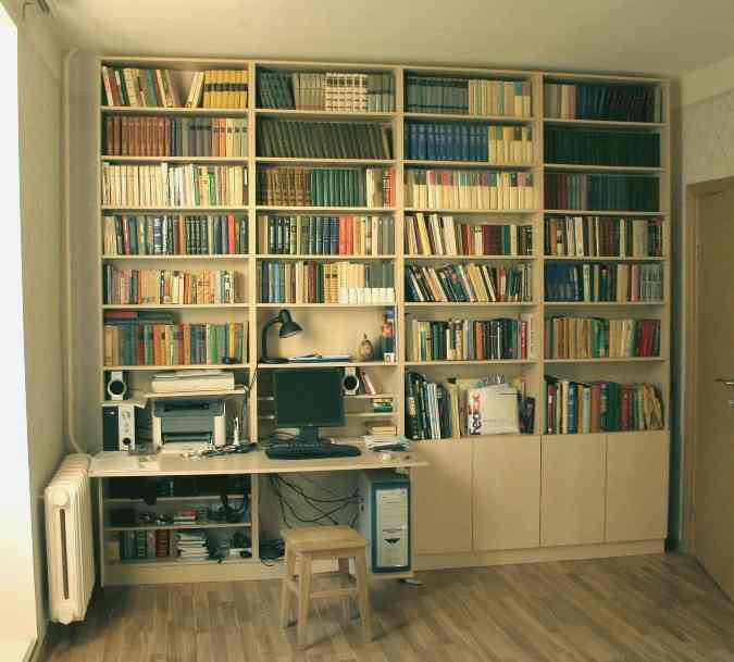 Книжный стеллаж